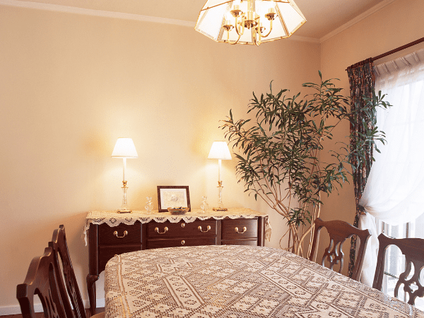 Dining room with a Retro Table Lamp