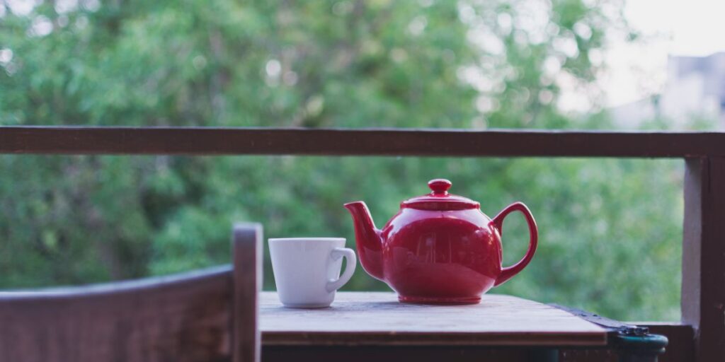 What is best for dining table decor: Teapot vs Kettle